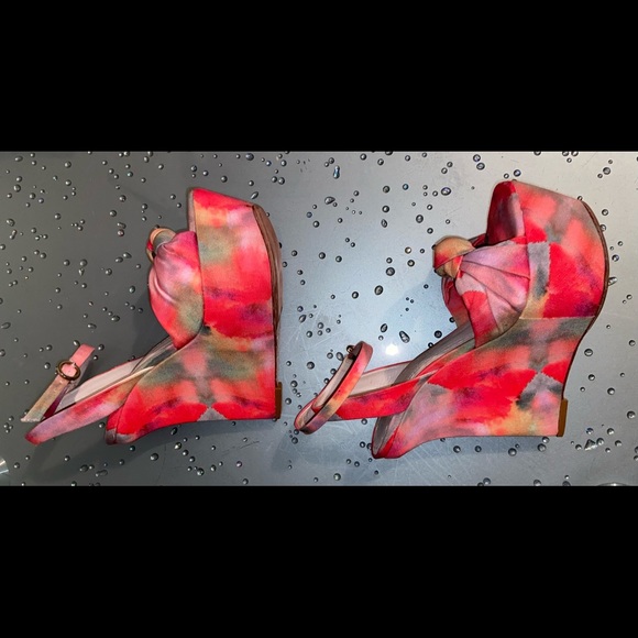 Alice + Olivia Ilisa Watercolor-Print Wedge Sandal Size 38 - Picture 4 of 13